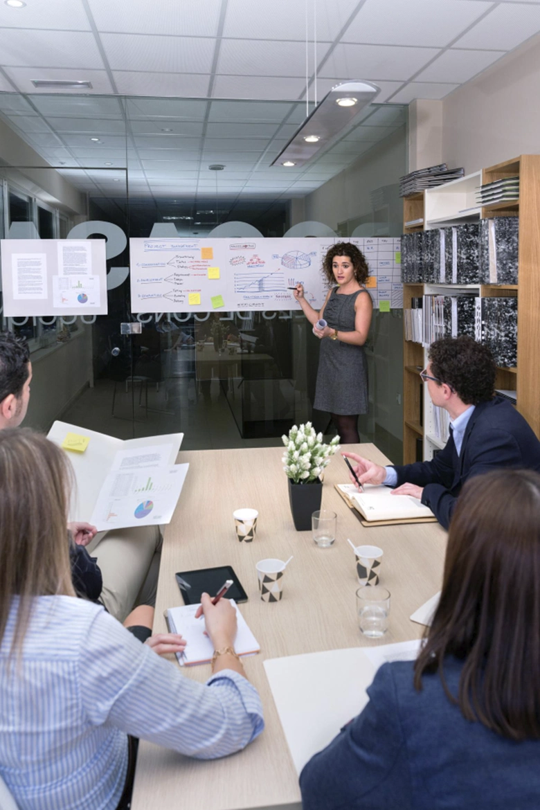 mujer dando formación en empresa